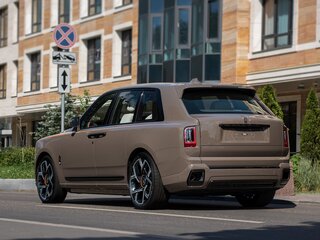 2025 Rolls-Royce Cullinan Black Badge I Рестайлинг (Series II), коричневый, 61000000 рублей, вид 4