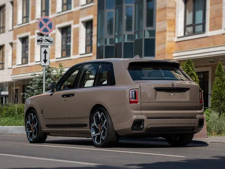 2025 Rolls-Royce Cullinan Black Badge I Рестайлинг (Series II), коричневый, 65700000 рублей, вид 4