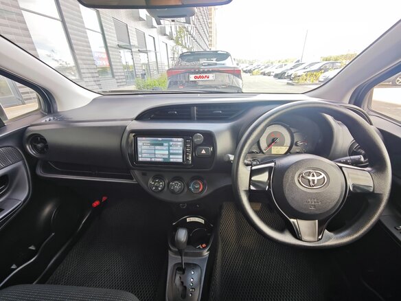 2017 Toyota Vitz III (XP130) Рестайлинг 2, белый, 980000 рублей - вид 9