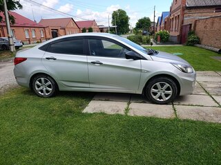 2013 Hyundai Solaris I, серебристый, 600000 рублей, вид 2