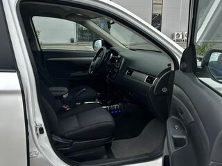 2017 Mitsubishi Outlander III Рестайлинг 2, белый, 1690000 рублей, вид 4