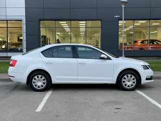 2020 Skoda Octavia III (A7) Рестайлинг, белый, 1800000 рублей, вид 4