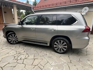 2019 Lexus LX 570 III Рестайлинг 2, серый, 8000000 рублей, вид 4