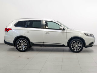 2018 Mitsubishi Outlander III Рестайлинг 2, белый, 2050000 рублей, вид 4
