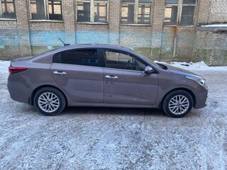 2020 Kia Rio IV, коричневый, 1650000 рублей, вид 4
