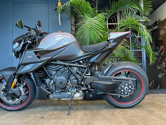 2024 KTM 1290 Super Duke R Evo, серый, 3700000 рублей - вид 5