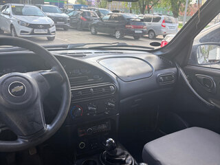 2013 Chevrolet Niva I Рестайлинг, серебристый, 460000 рублей, вид 4