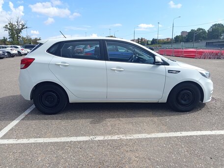 2016 Kia Rio III Рестайлинг, белый, 700000 рублей, вид 4