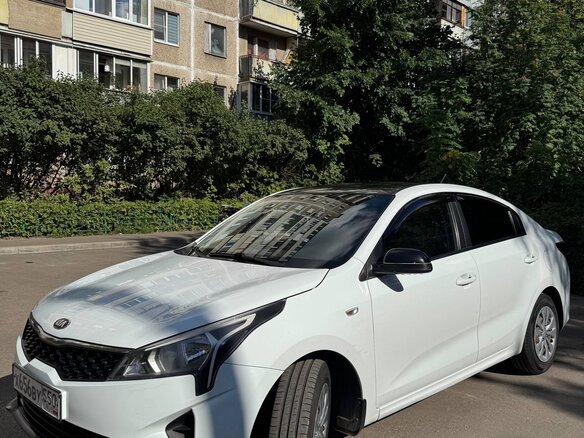 2021 Kia Rio IV Рестайлинг, белый, 1050000 рублей