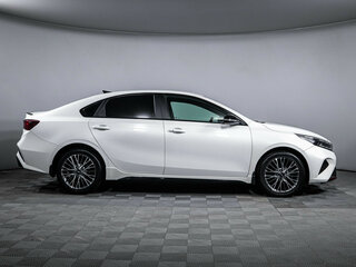 2022 Kia Cerato IV Рестайлинг, белый, 2070000 рублей, вид 4