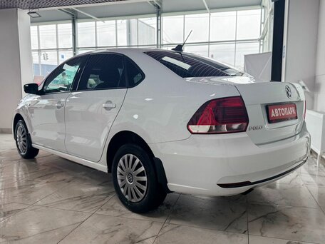 2017 Volkswagen Polo V Рестайлинг, белый, 999000 рублей, вид 4