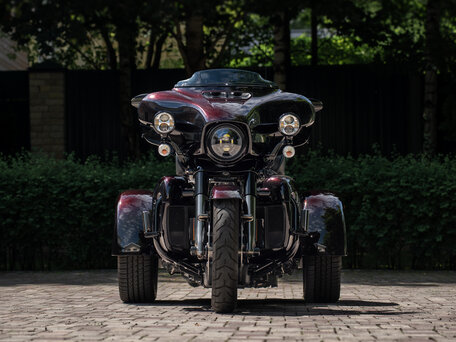 2021 Harley-Davidson CVO Tri Glide, пурпурный, 7777777 рублей, вид 2