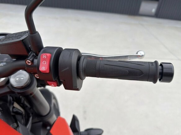 2025 Triumph Street Triple, оранжевый, 1230000 рублей - вид 16
