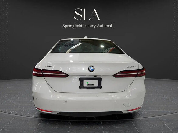 2025 BMW 5 серии 530i xDrive VIII (G60/G61/G68), белый, 5477500 рублей - вид 5