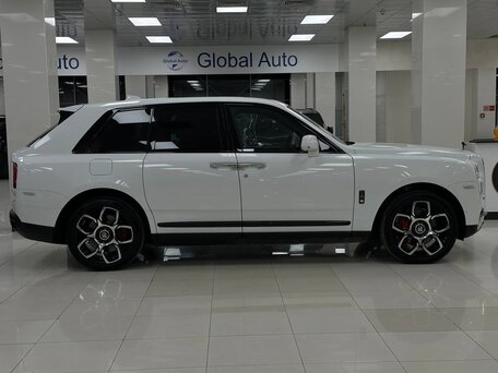 2023 Rolls-Royce Cullinan Black Badge I (Series I), белый, 43000000 рублей, вид 5
