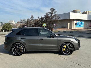 2019 Porsche Cayenne Turbo S E-Hybrid III, серый, 15500000 рублей, вид 4