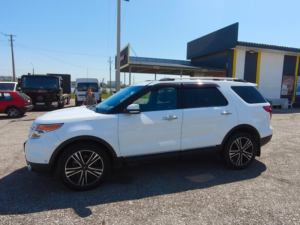 2014 Ford Explorer V, белый, 1820000 рублей - вид 3