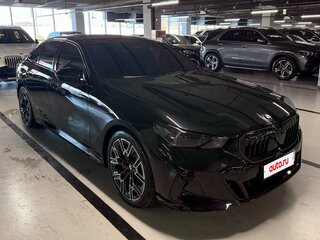 2026 BMW 5 серии 530i xDrive VIII (G60/G61/G68), чёрный, 7000009 рублей, вид 3