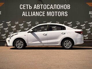 2021 Kia Rio IV Рестайлинг, белый, 1110000 рублей, вид 4