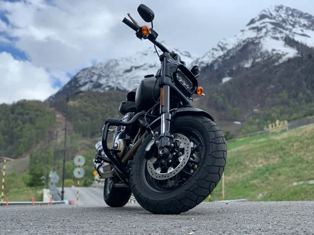 2018 Harley-Davidson Fat Bob, серый, 2000000 рублей, вид 2