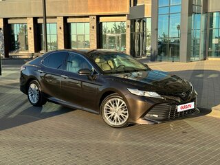 2019 Toyota Camry VIII (XV70), серый, 3100000 рублей, вид 1