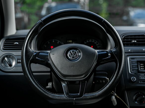 2016 Volkswagen Polo V Рестайлинг, коричневый, 805000 рублей - вид 5