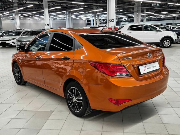 2015 Hyundai Solaris I Рестайлинг, оранжевый - вид 4