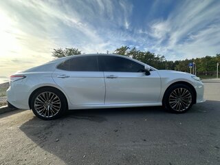2019 Toyota Camry VIII (XV70), чёрный, 2860000 рублей, вид 3