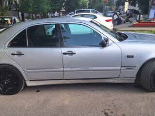 1997 Mercedes-Benz E-Класс 320 II (W210, S210), серебристый, 487500 рублей, вид 3
