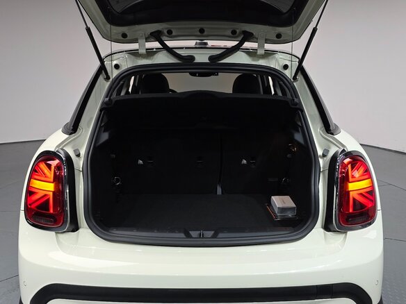 2022 Mini Hatch Cooper III (F55/F56) Рестайлинг 2, белый, 1810000 рублей - вид 19