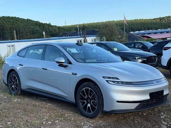 2026 Changan Qiyuan A06 28.39 kWh, серебристый, 2463000 рублей