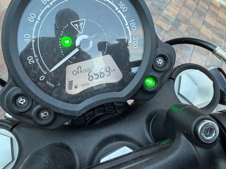 2023 Triumph Bonneville Bobber, чёрный, 1950000 рублей, вид 4
