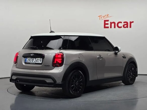 2022 Mini Hatch Cooper III (F55/F56) Рестайлинг 2, серый, 1927000 рублей - вид 2