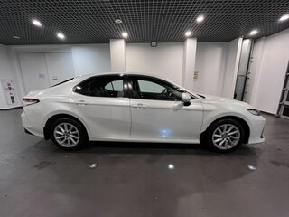 2021 Toyota Camry VIII (XV70) Рестайлинг, белый, 3290000 рублей, вид 2