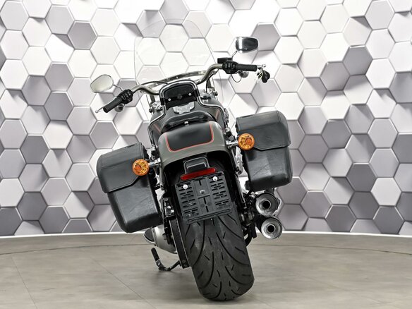 2019 Harley-Davidson Fat Boy, серый, 1977000 рублей - вид 5