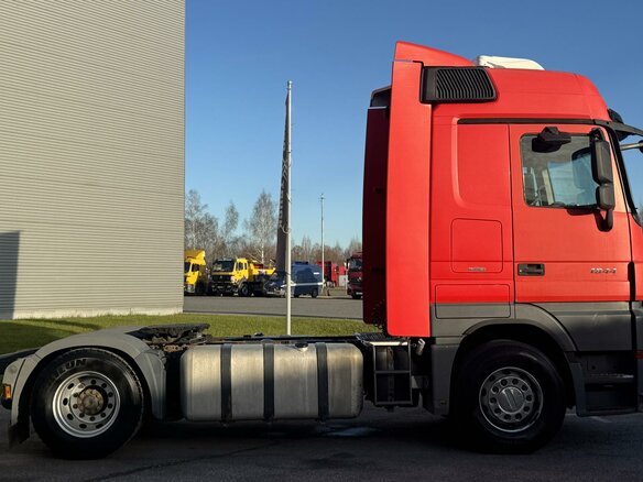 2013 Mercedes-Benz Actros, красный, 2950000 рублей - вид 3