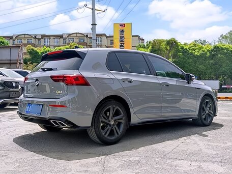 2023 Volkswagen Golf VIII, серый, 1880000 рублей, вид 4
