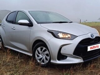 2020 Toyota Yaris IV, серый, 1400000 рублей, вид 3