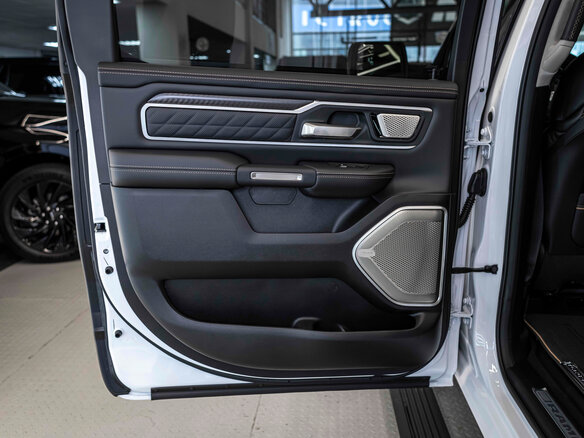 2026 Ram 1500 Crew Cab V Рестайлинг, белый - вид 15