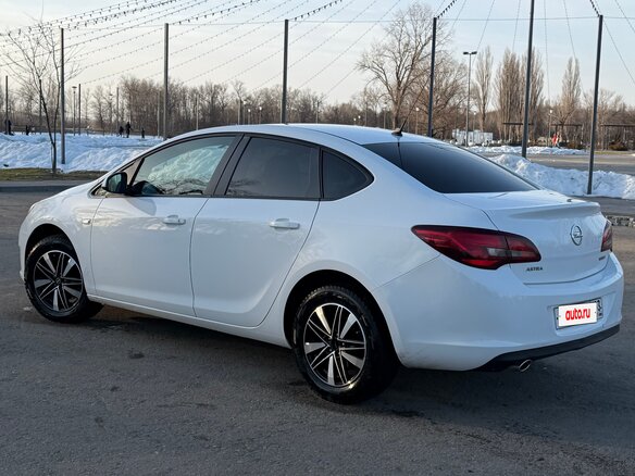 2014 Opel Astra J Рестайлинг, белый, 850000 рублей - вид 2