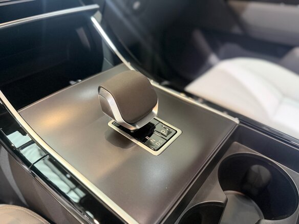 2025 Land Rover Range Rover Velar I Рестайлинг, белый, 8990000 рублей - вид 16