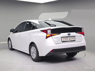2022 Toyota Prius IV Рестайлинг (XW50), белый, 2148000 рублей, вид 4