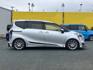 2022 Toyota Sienta II Рестайлинг, серебристый, 1086000 рублей, вид 2
