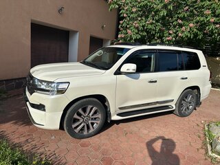 2017 Toyota Land Cruiser 200 Series Рестайлинг 2, белый, 5000000 рублей, вид 4