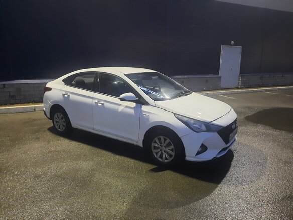 2021 Hyundai Solaris II Рестайлинг, белый, 1200000 рублей - вид 2