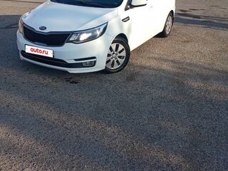 2017 Kia Rio III Рестайлинг, белый, 900000 рублей, вид 3