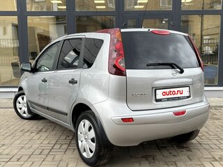 2011 Nissan Note I Рестайлинг, серебристый, 700000 рублей, вид 3