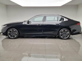 2025 BMW 5 серии Long 530Li xDrive VIII (G60/G61/G68), чёрный, 8450000 рублей, вид 2