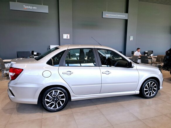 2025 Lada (ВАЗ) Granta Sportline I Рестайлинг, серебристый, 1404500 рублей - вид 3