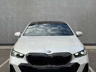 2024 BMW 5 серии Long 530Li xDrive VIII (G60/G61/G68), белый, 7500000 рублей, вид 2